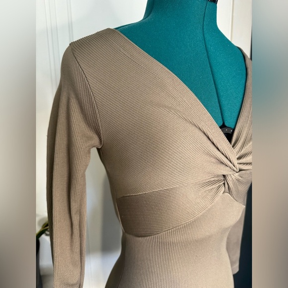 Aura Tan Long-Sleeve Ribbed Fabric Bodysuit small - Picture 3 of 7